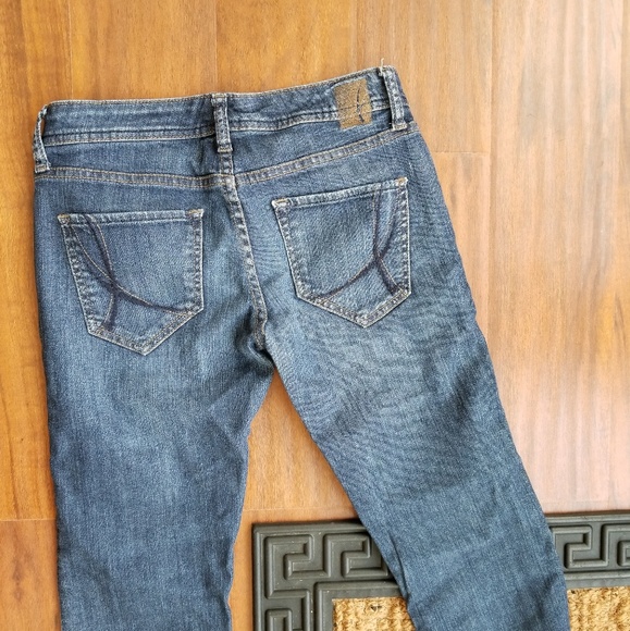 Crop Boycut Blue Jeans - Picture 3 of 3